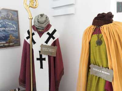 L'abito pi� distintivo � la tenuta del santo di Myra in versione vescovile: rossa, bordata di bianco e con tre evidenti croci, due sulle spalle e una sul petto